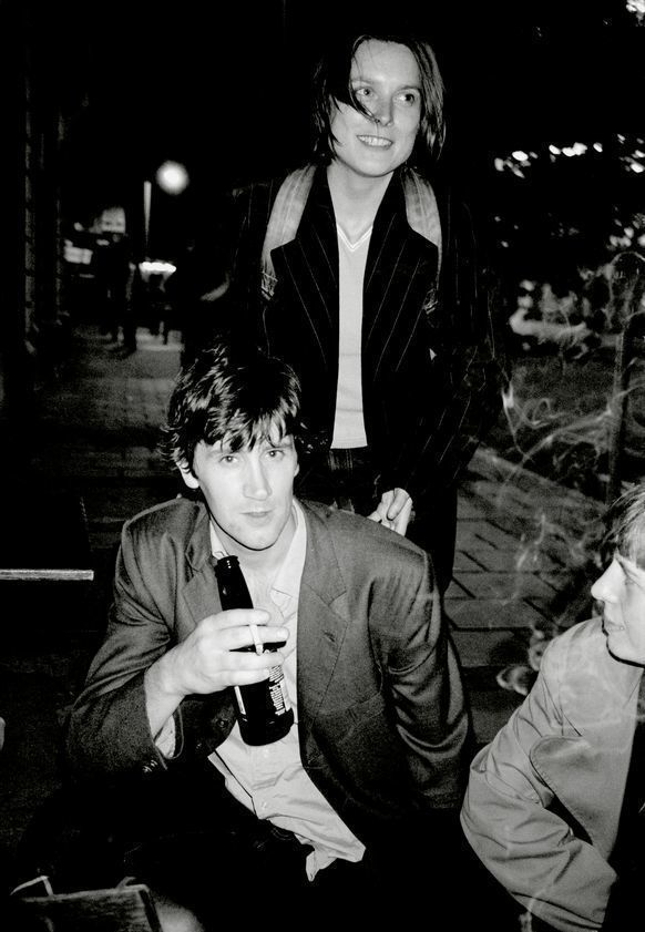 Angus Fairhurst and Sarah Lucas, London, 1997 by Johnnie Shand Kydd © Johnnie Shand Kydd. All Rights Reserved, DACS/Artimage 2018. Photo: Johnnie Shand Kydd Angus Fairhurst and Sarah Lucas, London, 1997
