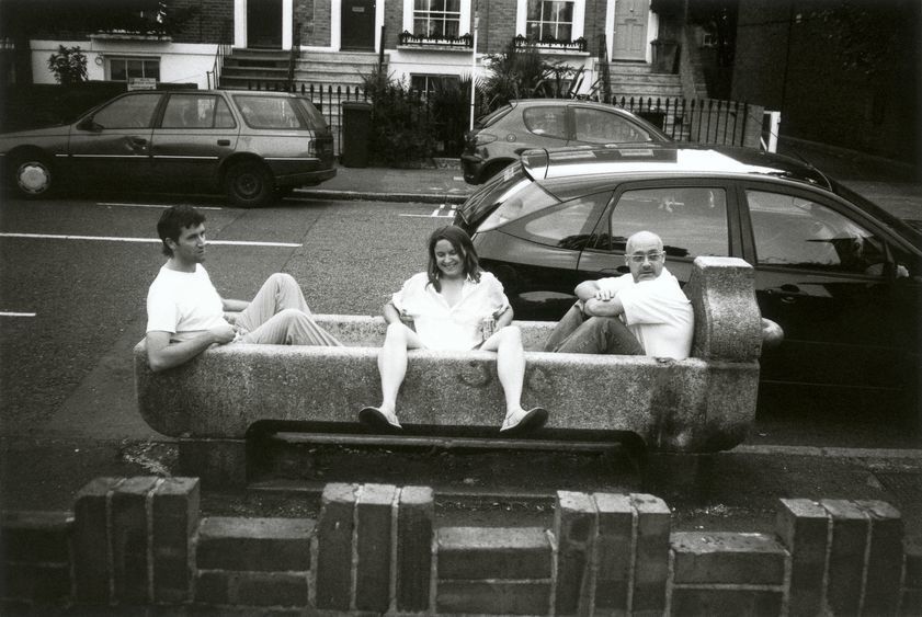Angus Fairhurst, Sarah Lucas, Damien Hirst, de Beauvoir, London, 2003 by Johnnie Shand Kydd © Johnnie Shand Kydd. All Rights Reserved, DACS/Artimage 2018. Photo: Johnnie Shand Kydd Angus Fairhurst, Sarah Lucas, Damien Hirst, de Beauvoir, London, 2003