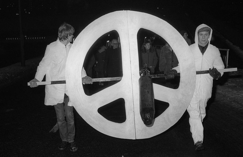 CND torchlight march, Sheffield, 17 December 1981 by Martin Jenkinson © Martin Jenkinson Image Library. All rights reserved. DACS/Artimage 2018 CND torchlight march, Sheffield, 17 December 1981