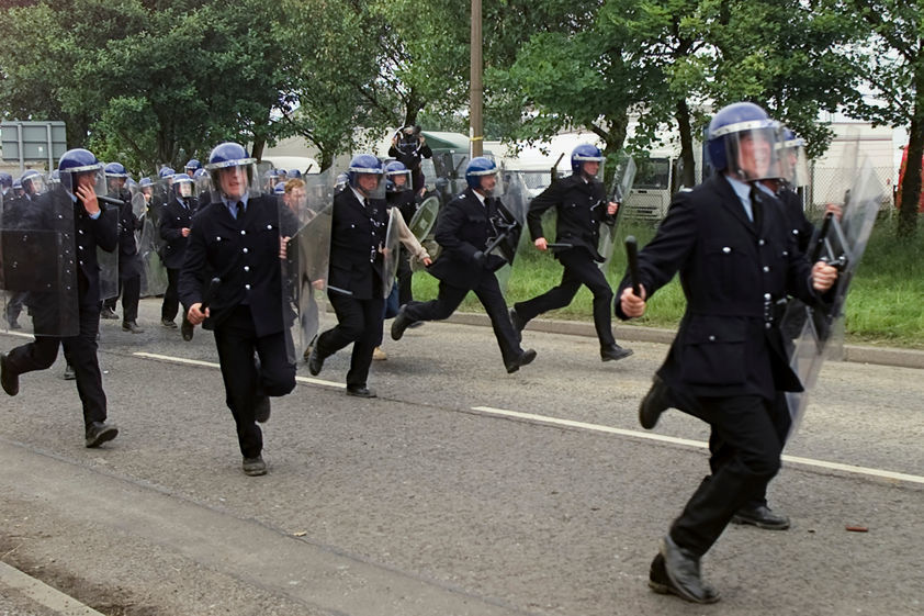 Jeremy Deller's re-enactment of the Battle of Orgreave, 17 June 2001 by Martin Jenkinson © Martin Jenkinson Image Library. All rights reserved. DACS/Artimage 2018 Jeremy Deller's re-enactment of the Battle of Orgreave, 17 June 2001