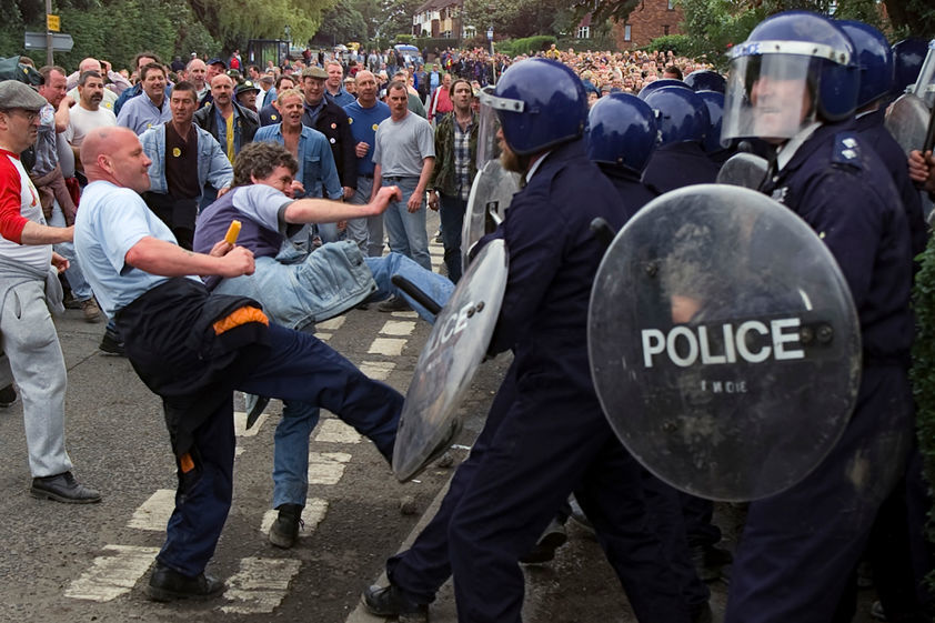 Jeremy Deller's re-enactment of the Battle of Orgreave, 17 June 2001 by Martin Jenkinson © Martin Jenkinson Image Library. All rights reserved. DACS/Artimage 2018 Jeremy Deller's re-enactment of the Battle of Orgreave, 17 June 2001